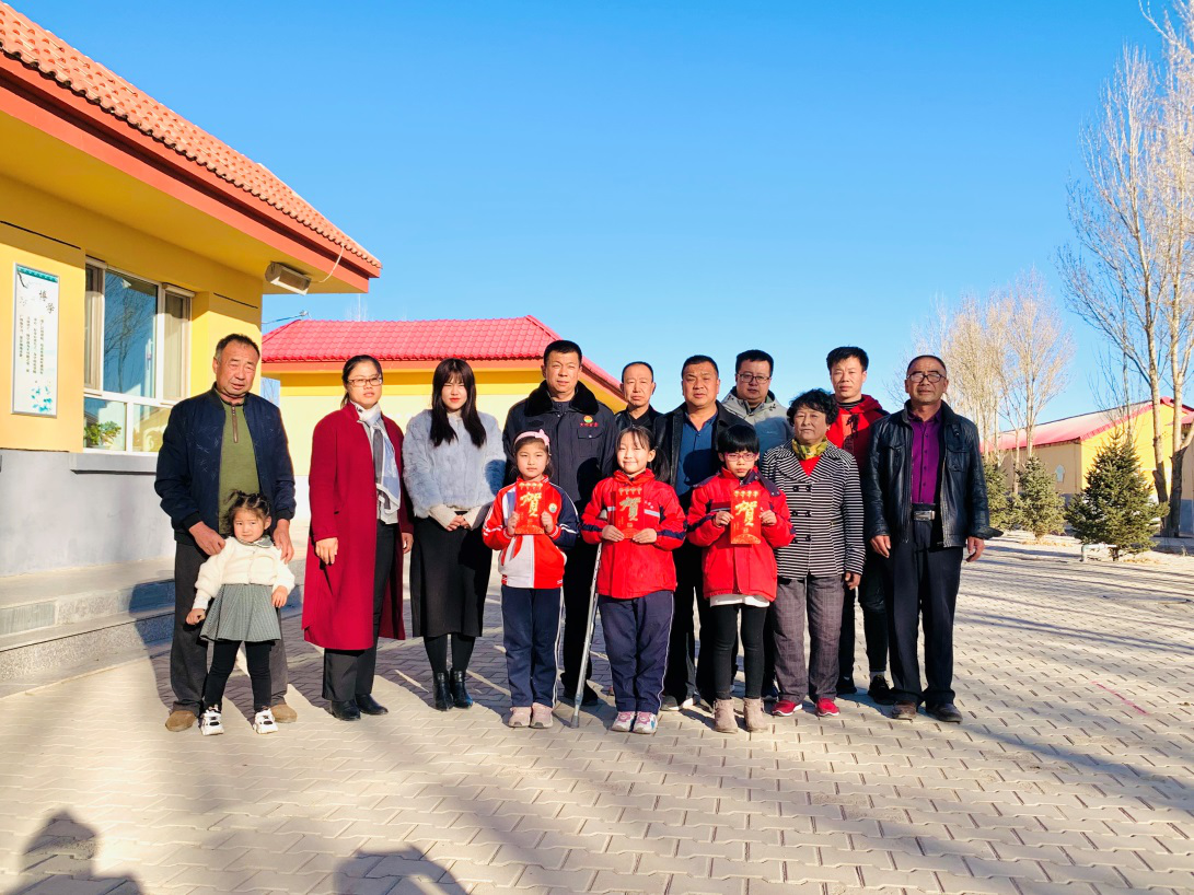 企业进校园，，，，，，，温情暖童心